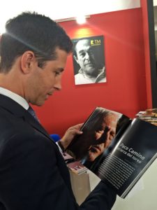 EL HOMENAJEADO VISITANDO EL STAND DE LA REVISTA TAURINA "CUADERNOS DE TAUROMAQUIA".